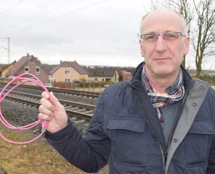 Foto_Mann_Kabel_Häuser_