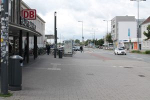 Bahnhof_Platz_Menschen_Foto