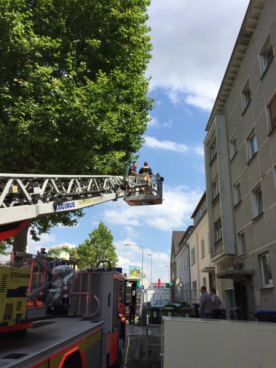 Rettungswege und Aufstellflächen freihalten Rettungswege und Aufstellflächen freihalten