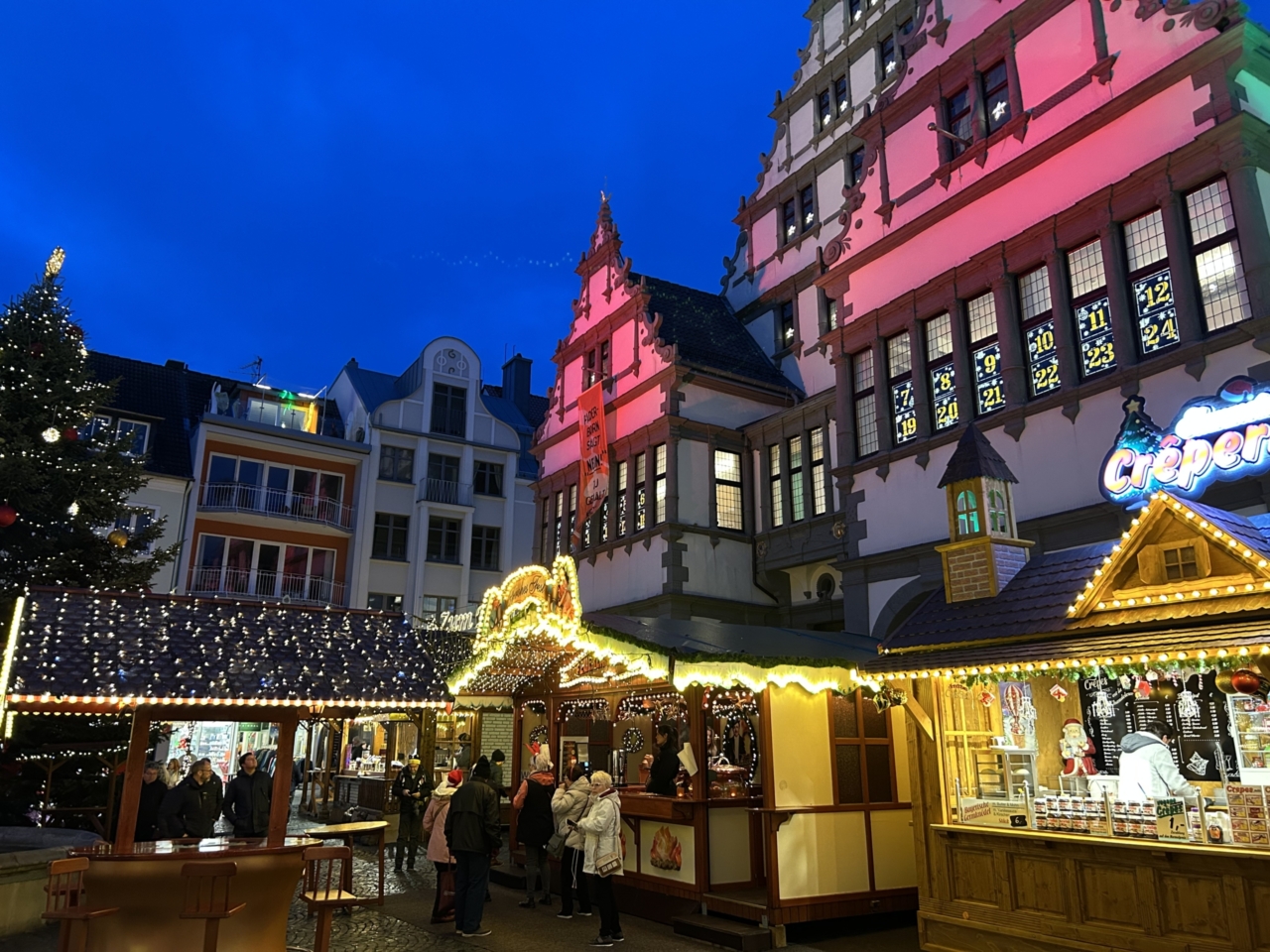 Wir wünschen Ihnen frohe Festtage und ein gutes neues Jahr 2026!